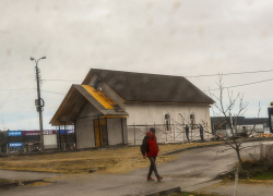 Скромный храм принимает прихожан на перекрестке улиц Некрасова и Ленина в Камышине