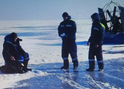 В промороженной Волгоградской области спасатели выдвинулись к рыбакам на лед в соседнем с Камышинским - Дубовском районе