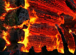 В Камышинском районе загорелся деревянный дом