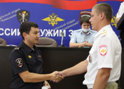 Нагрудный знак МВД России  "Отличник полиции" и пять новых званий получили сотрудники патрульно-постовой службы Камышина по случаю профессионального праздника