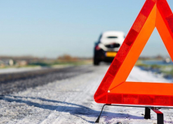 Молодой водитель автомобиля врезался в КамАЗ, ехавший из Камышина