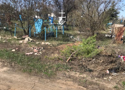 В Камышине по кладбищу накануне Пасхи можно проехать и не забуксовать только на джипе, - камышанка