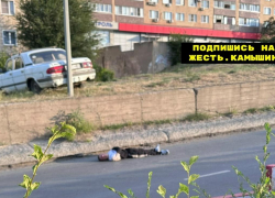 В Камышине в соцсетях выложили фото с заспавшимся поутру 11 августа горожанином, досматривающим сны на проезжей части