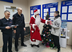 Полицейский Дед Мороз Сергей Дудин поехал на трассу