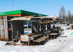 Сколько еще этот хлам на рынке на "Молодежной" в Камышине будет олицетворять уродство всей улицы? - камышанка