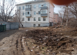 Глава Камышина на "свидание у свалки" к простому горожанину не пришел, но "вместо себя" в тему прислал мусоровоз с погрузчиком