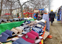 В Камышине в боковой аллее у ДК "Текстильщик" разложила товары кочевая белорусская ярмарка