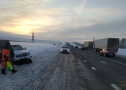 На московской трассе "Гранд Чероки" неудачно "догнал" грузовик "Вольво"