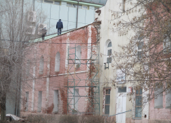 В Камышине новый собственник начал ремонтировать кровлю бани на улице Пролетарской