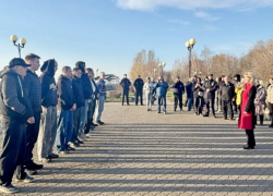 Глава Камышинского района Елена Береговая пришла на набережную проводить призывников в армию