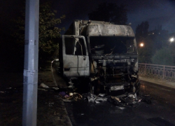 Вчера в Камышине в четвертом микрорайоне на дороге загорелась фура