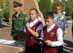 В Камышине у памятника летчику-асу Алексею Маресьеву школьников торжественно приняли в юнармейцы
