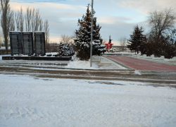 После публикации "Блокнота Камышина" мемориал героям СВО на 3-м городке почистили от снега