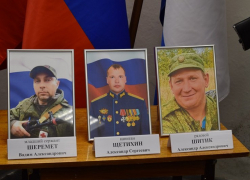 Станислав Зинченко выразил соболезнования родственникам героев-камышан: родным передали ордена погибших в СВО бойцов 