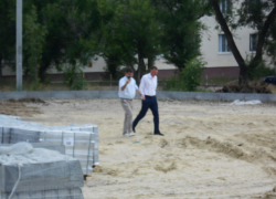 В Камышине чиновники отправились инспектировать реновацию площадки на втором участке, превратившуюся в гигантскую стройку