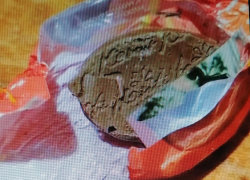 В Камышине покупательница развернула обертку конфеты и... чуть не съела червяка (ВИДЕО)