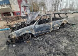 От полыхнувшего "Фольксвагена" на парковке у камышинского завода СМИ остался только уродливый остов