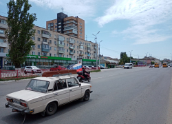 В Камышине байкеры небольшой группой промчались по центральным улицам города с российским триколором