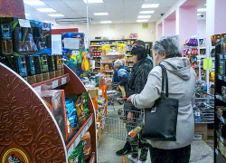 В камышинских магазинах с дистанцией не фонтан, а цены на овощи не совсем сошли с ума, но уже на пути!  - камышанин