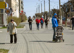 Самоизоляция в Камышине: аптеки оклеены извинениями, что нет масок, а мам с малышами и молодежь потянуло  на прогулки