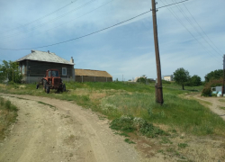 В Камышинском районе в селе Верхняя Липовка полицейский наряд уже больше месяца охраняет вход на огород, где найдена старая бомба