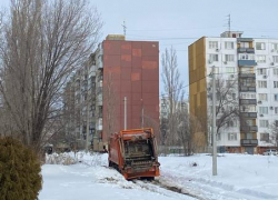 В Камышине на нечищеных проездах буксуют даже мусоровозы