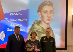 Маме и жене погибших в СВО бойцов из Камышинского района сегодня, 2 марта, торжественно передали ордена Мужества в Волгограде