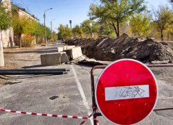 В Камышине коммунальщики "застряли" с заменой участка теплосети на улице Титова
