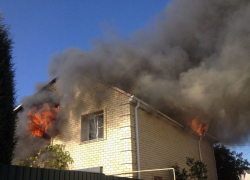 В Камышине из горящего дома спасено 2 человека, эвакуировано 10