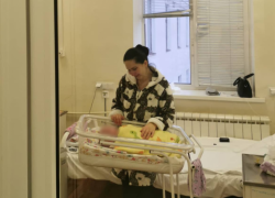 «Она была фиолетовой»: в Волгограде выписали малышку-камышанку после трех месяцев реанимации