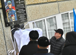 В Тамбовской области открыта мемориальная доска Герою России Андрею Кондрашкину, командовавшему десантным соединением в Камышине