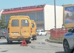 Камышане стали свидетелями, как одна маршрутка буксировала другую, и спрашивают, что случилось