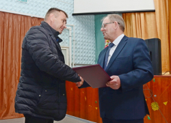 Глава Камышинского района Алексей Самсонов лично пожал руки всем, кто помогал устранять затяжную аварию на водоводе в поселке Госстанции