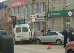 В Камышине у центрального рынка не "разъехались" иномарка и "Газель"
