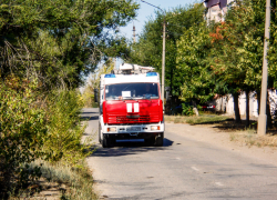 В Камышине вспыхнули хозпостройка и корпус автомобиля вчера, 3 сентября
