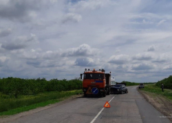 Девушка-водитель в авто на буксире врезалась в КАМАЗ