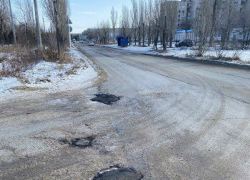 В Камышине "Благоустройство" взялось за зимние "латки" на дорогах