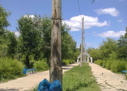 Странное благоустройство: в камышинском парке Строителей лавочки покрасили, а мешки бутылок оставили, - камышанка
