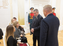 Андрей Бочаров передал Звезду Героя России семье погибшего при защите Отечества Михаила Подшибякина