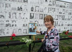 В Камышине к родному портрету на Стене памяти пришла дочь с портретом отца из «Бессмертного полка»