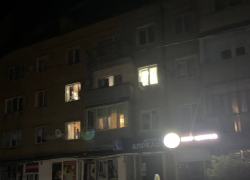 В городе Петров Вал Камышинского района от атаки украинского беспилотника пострадал многоквартирный дом и люди, в том числе ребенок (ВИДЕО)