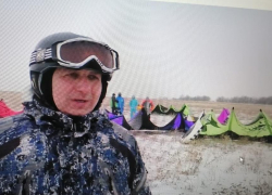 Камышинские телевизионщики разыскали спортсмена  - любителя сноукайтинга, которому 55 лет!
