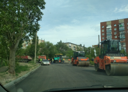 В Камышине на отремонтированном участке улицы Терешковой начали  укладывать новый асфальт