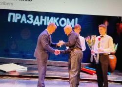 В Камышине Станислав Зинченко "отчитался", кому из учителей он вручил премии, а кому ключи от служебных квартир