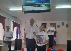 Спикер Камышинской городской думы Владимир Пономарев решил сфотографироваться с лучшими сотрудниками тюрьмы