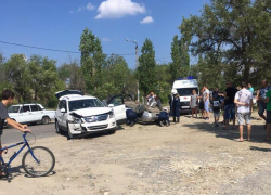 Женщина, зажатая в перевернувшейся легковушке во время аварии на улице Ленина в Камышине, была на большом сроке беременности