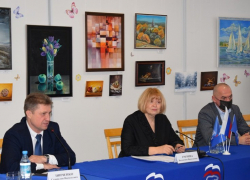 По какому случаю глава Камышина Станислав Зинченко занял место по правую руку от председателя комитета Облдумы, а депутат Дмитрий Крикунов - по левую