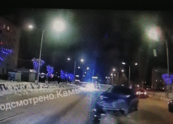 В Камышине сняли на видео, как "Гранту" на улице Ленина опасно "крутануло" (ВИДЕО)