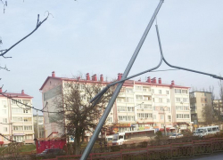 В Камышине новые световые опоры "на раз" сбивают автомобилисты