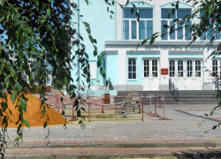 В Камышине затянулись земляные работы у нового плоскостного фонтана на улице Пролетарской